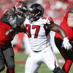 Firma Grady Jarrett extensión con los Falcons